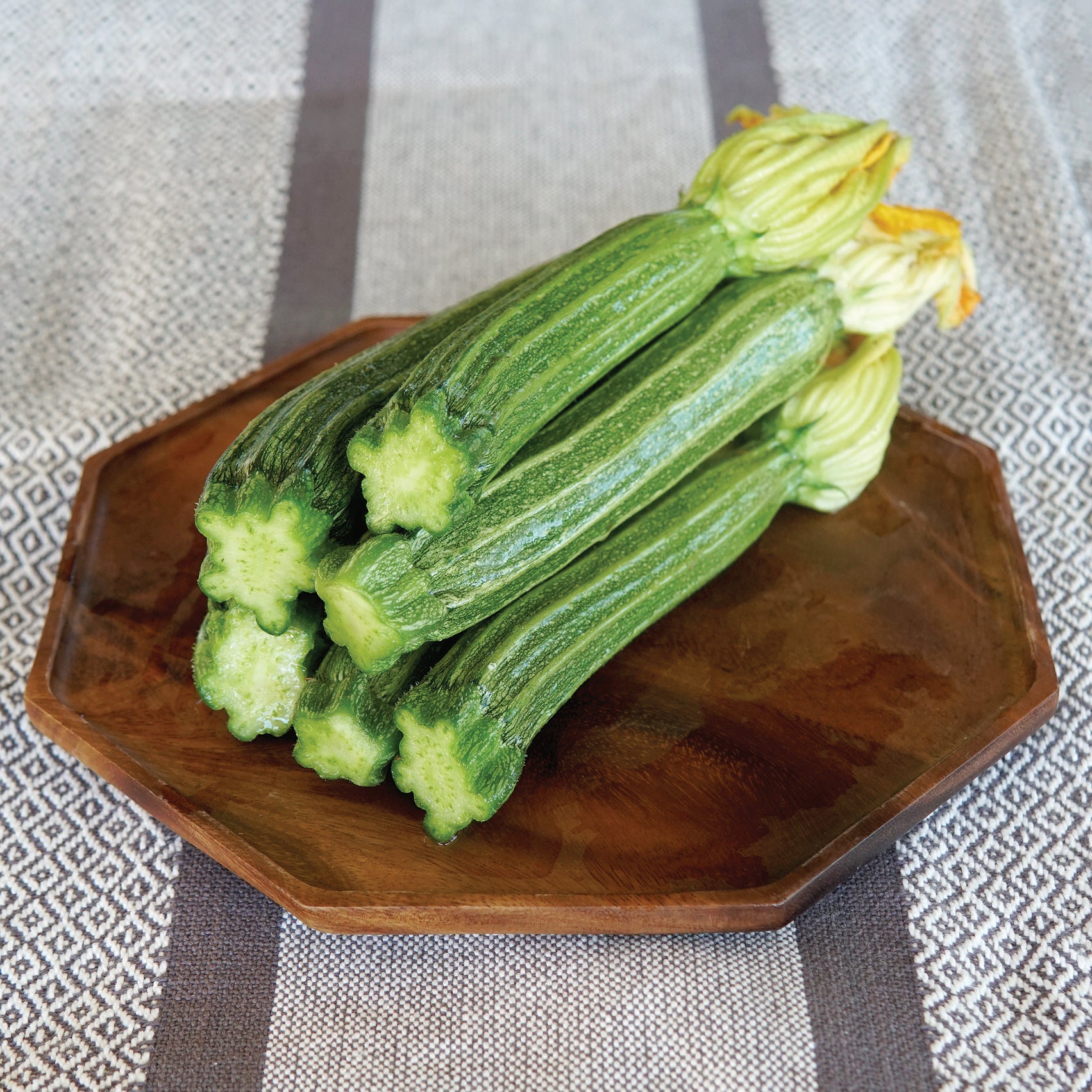 Zucchini Samen Latino F1 (15 Korn) | Buschig, Ertragreich, Costata Romanesco Typ | Von Bobby-Seeds